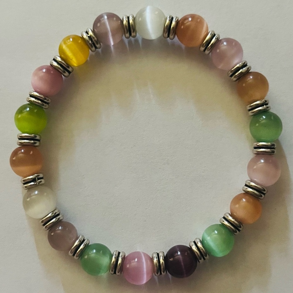 handmade cats eye beaded stretch bracelet. 6' in.
